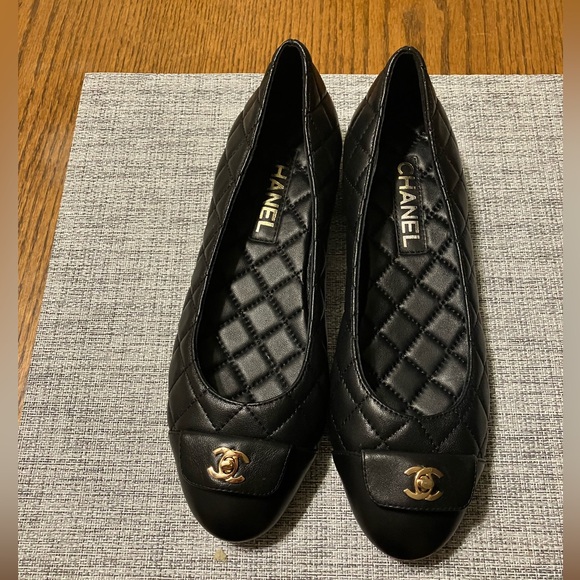 CHANEL NWOB Calfskin & Lamb Turnlock Cushion Ballet Flats sz 39 - Picture 1 of 10